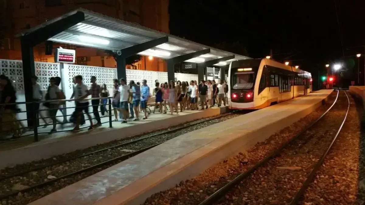 Tramvia nocturn Tramnochador en servei a Alacant