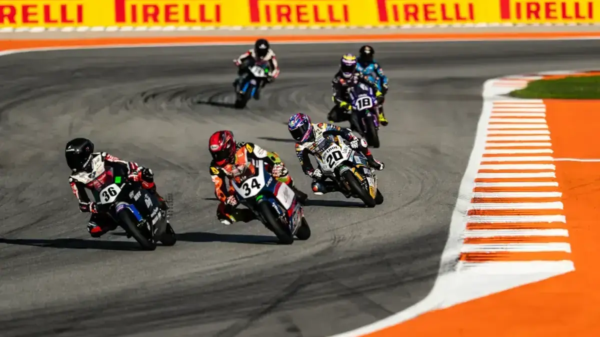 Motocicletes al Circuit Ricardo Tormo durant el FIM MotoJunior, amb títols en joc