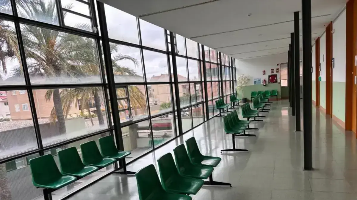 Centres de salut amb ascensor i portes automàtiques per millorar l’accessibilitat.