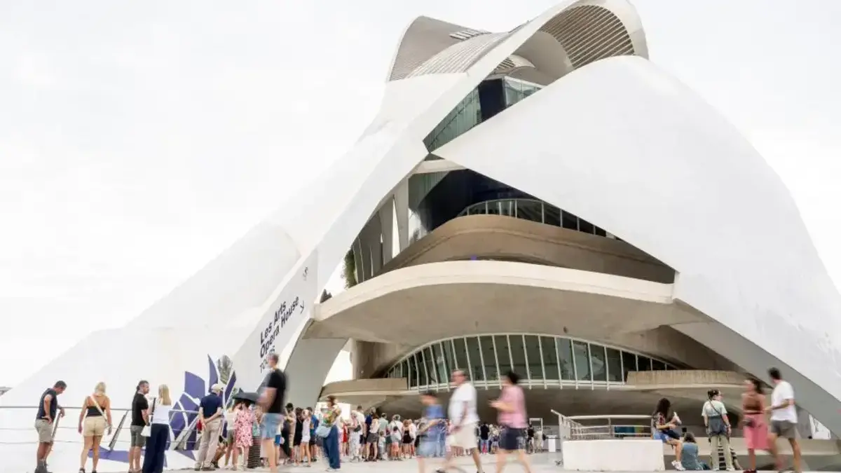 Persones visitant les instal·lacions de Les Arts durant la Jornada de Portes Obertes