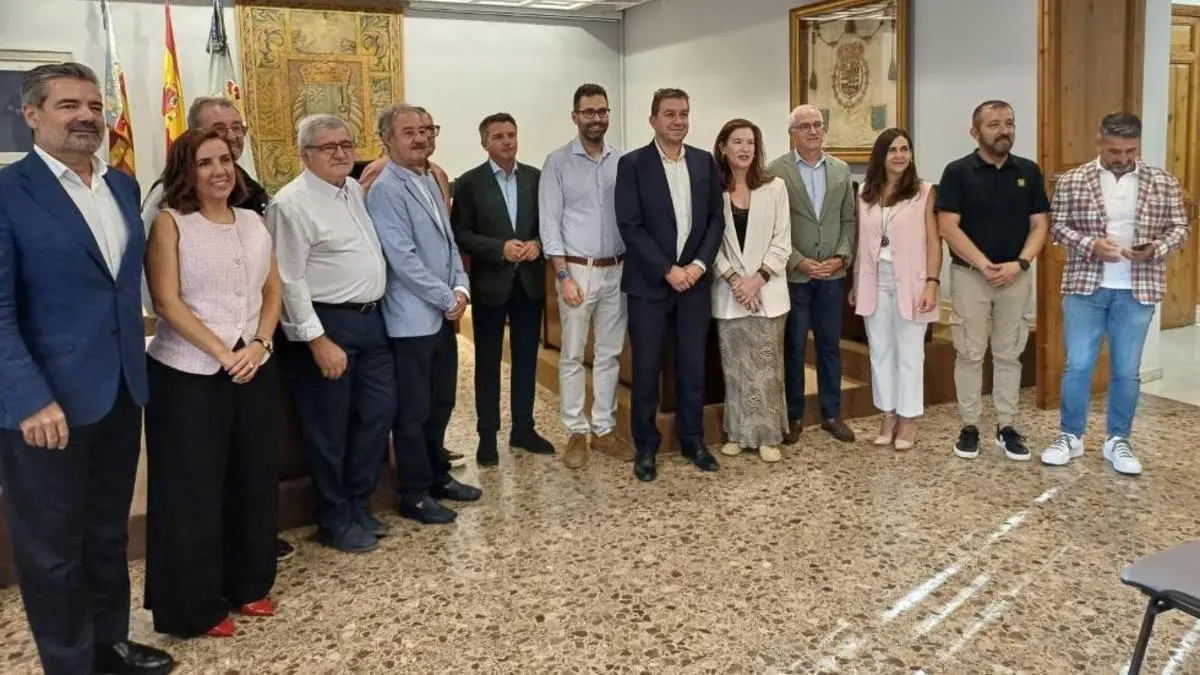 Representació de vinya i entorn rural a Requena, amb missatge sobre exportació vitivinícola.