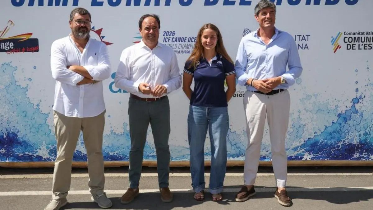 Pérez Llorca parlant davant de la celebració de Sail GP i el Mundial de Kayak a la Comunitat Valenciana.