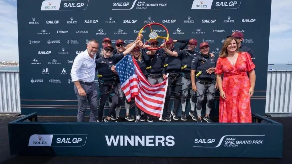 José Díez entrega un trofeu als guanyadors de SailGP en València