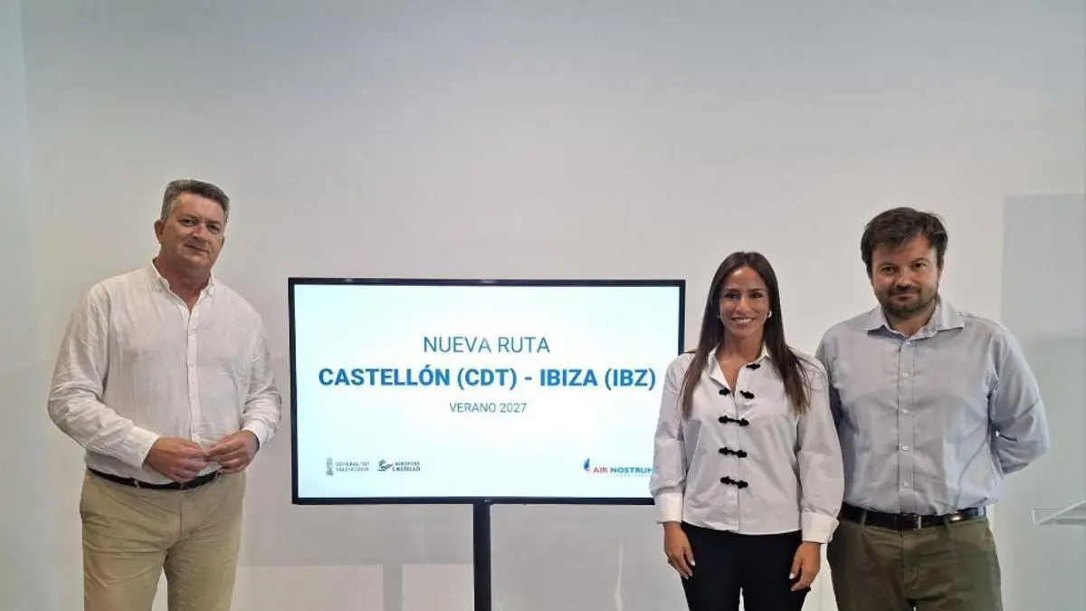 Façana de l’aeroport de Castelló amb informació sobre el rècord de passatgers mensuals.