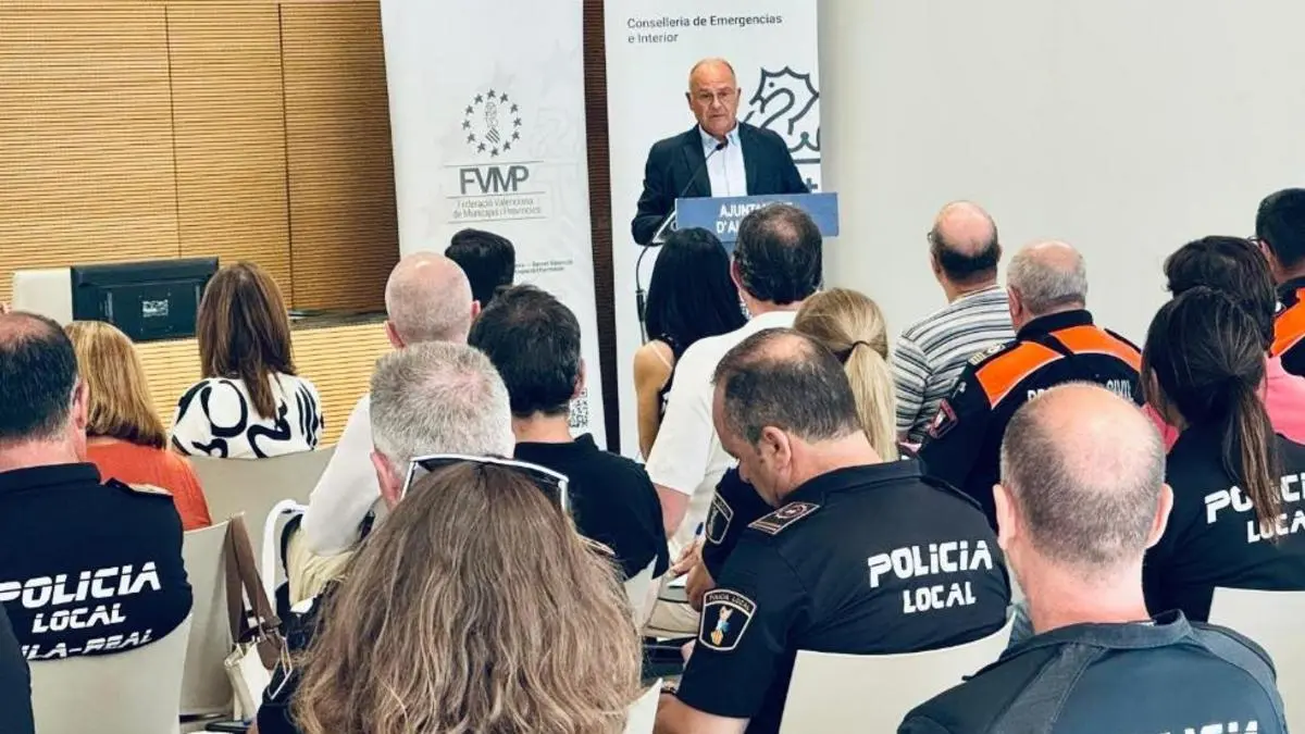 Operatius d’Emergències i ajuntaments coordinant un dispositiu preventiu contra inundacions