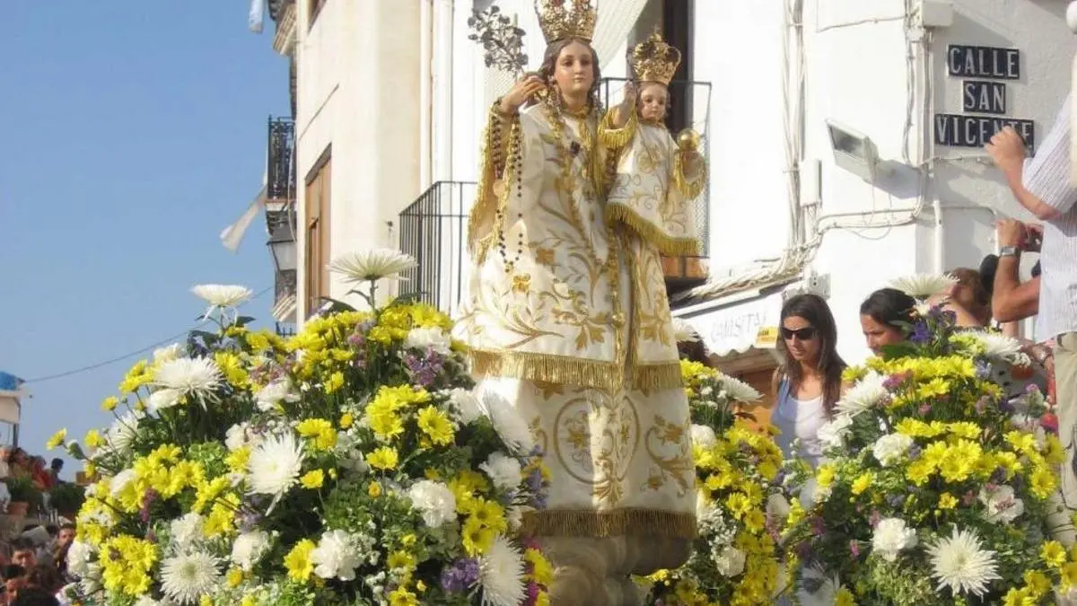 Bandera i participants en unes festes tradicionals en honor de la Mare de Déu de l’Ermitana a Peníscola.