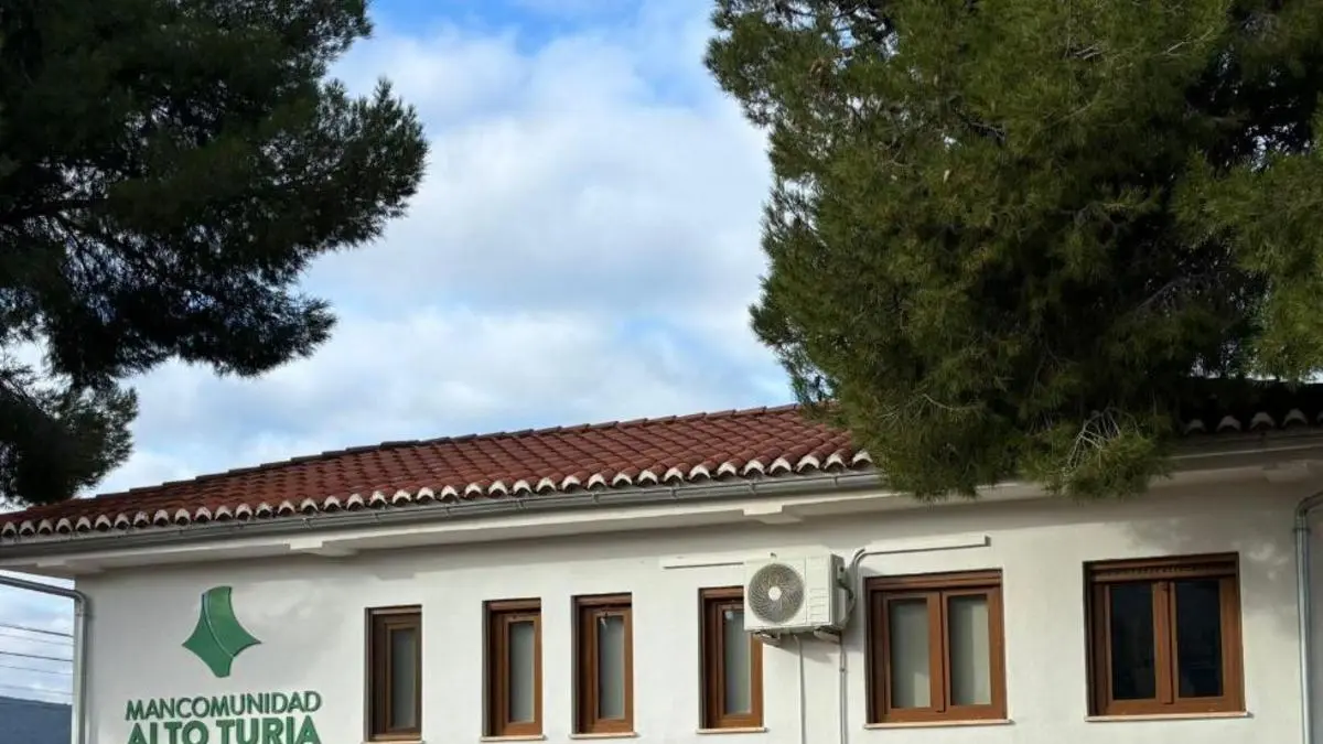 Davant un edifici institucional, pancarta sobre suport de la Generalitat a mancomunitats de municipis en 2026.