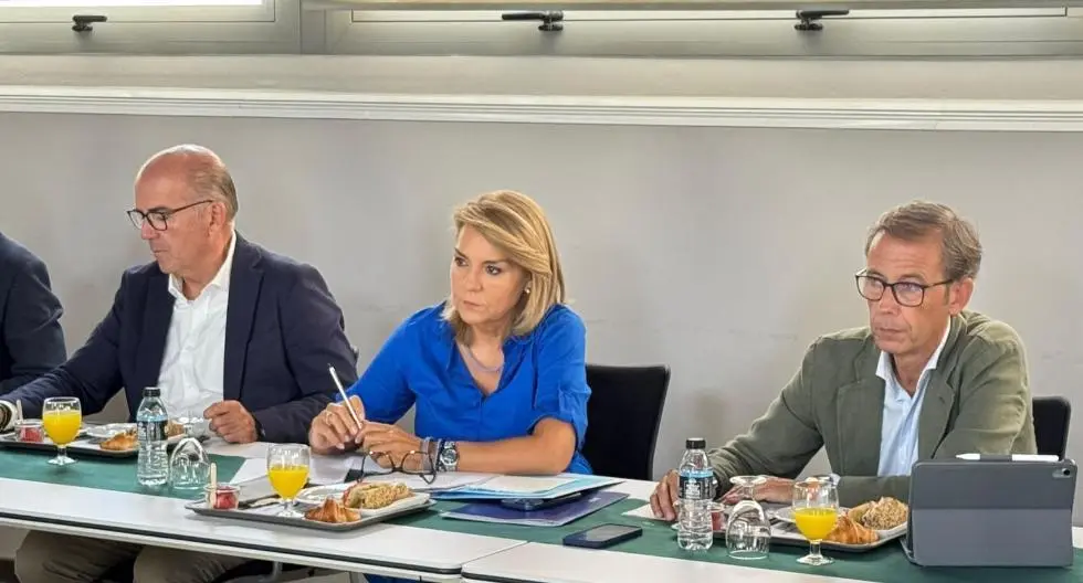 Persona de peu parlant sobre la col·laboració públic-privada per incrementar l’habitatge assequible.