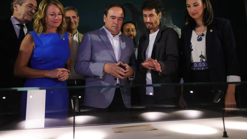 Pérez Llorca parla davant dels mitjans en un acte relacionat amb el futur de Castelló de la Plana.