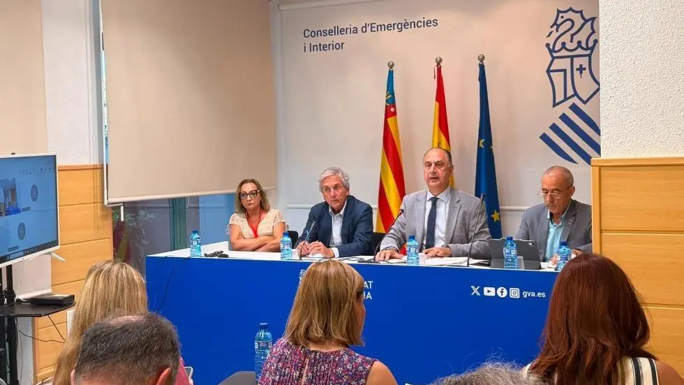 Representant de la Generalitat i entitats relacionades amb víctimes i afectats de la DANA en un acte institucional.