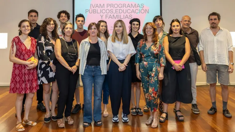 Cartell o obra vinculada a la presentació de la programació de l’IVAM 2026-2027 amb disseny
