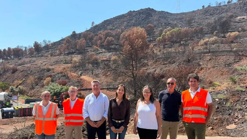 Entorn escolar a La Vilavella amb un talús en zona afectada per l’incendi, segons informació de la Generalitat.