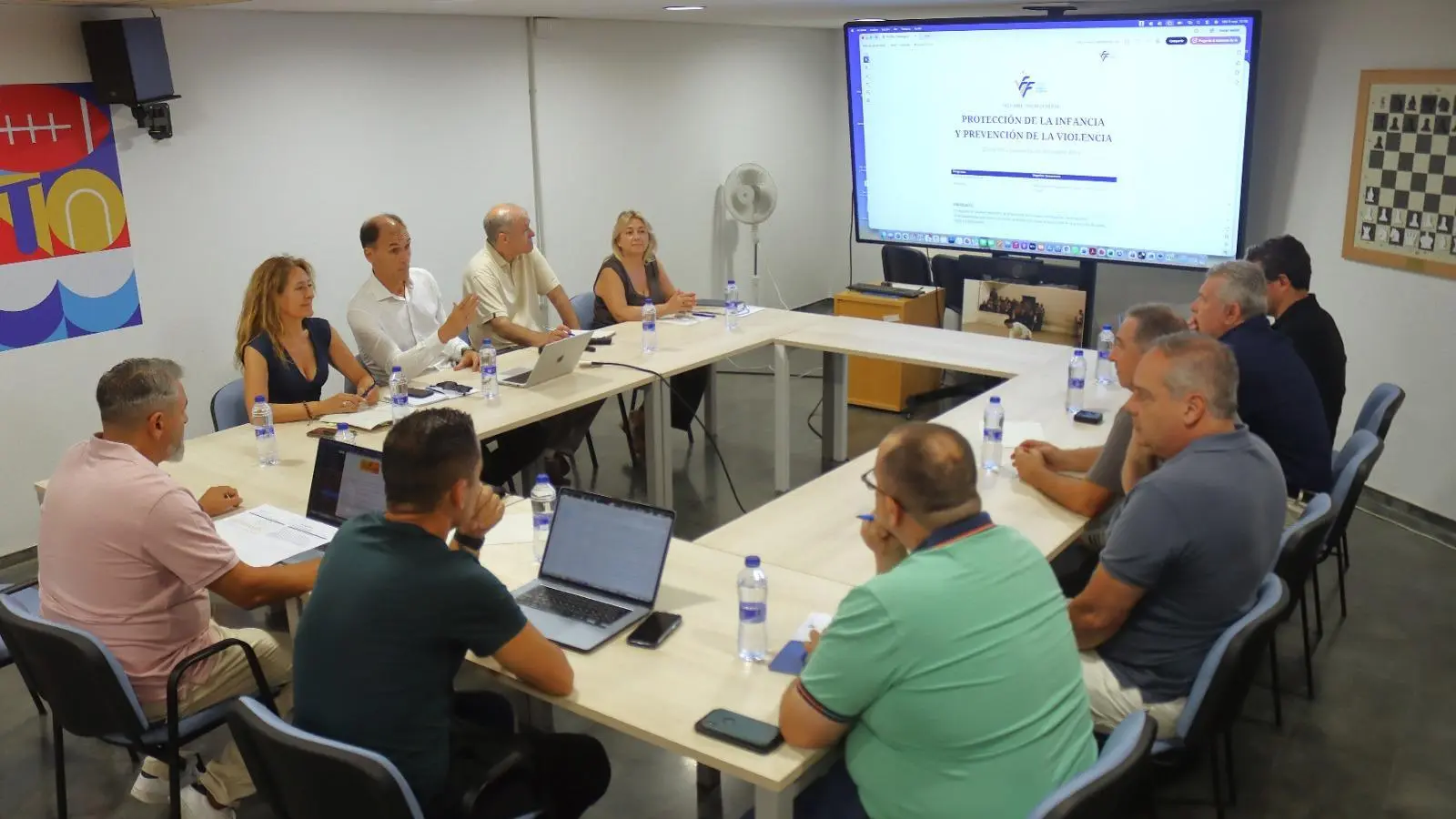 Autoritats de la Generalitat i la Federació de Futbol de la Comunitat Valenciana en suport al futbol base sense violència