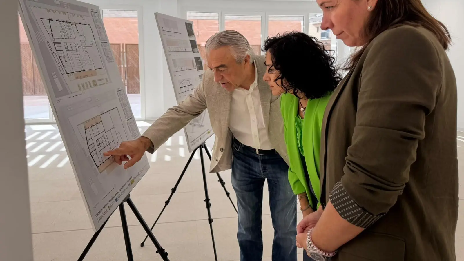 Treballadors i persones en un centre de dia en preparació per a gent major a Rafelbunyol