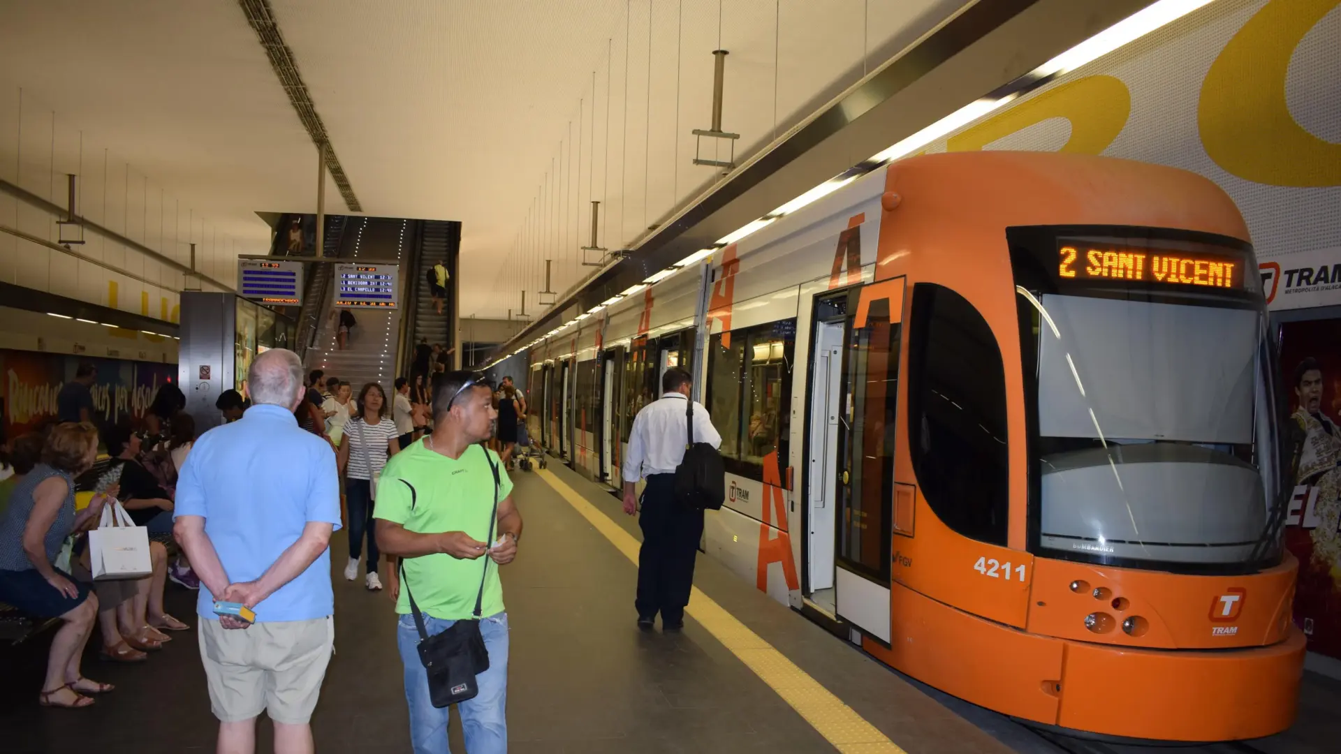 Viatgers en un tramvia de TRAM d'Alacant