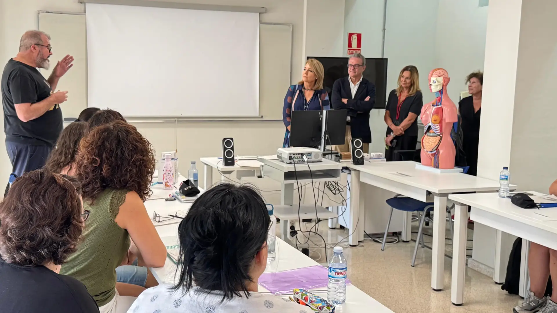 Persones en un espai de formació a Elx, en el marc del reforç de l’oferta de Labora.