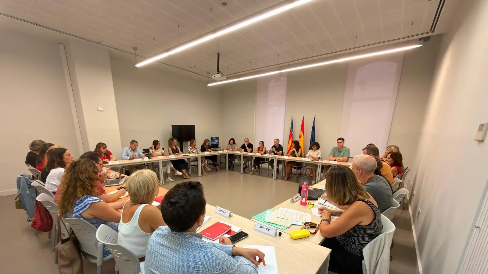 Persones davant d’un edifici d’administració, en un context d’acord sobre 35 hores setmanals