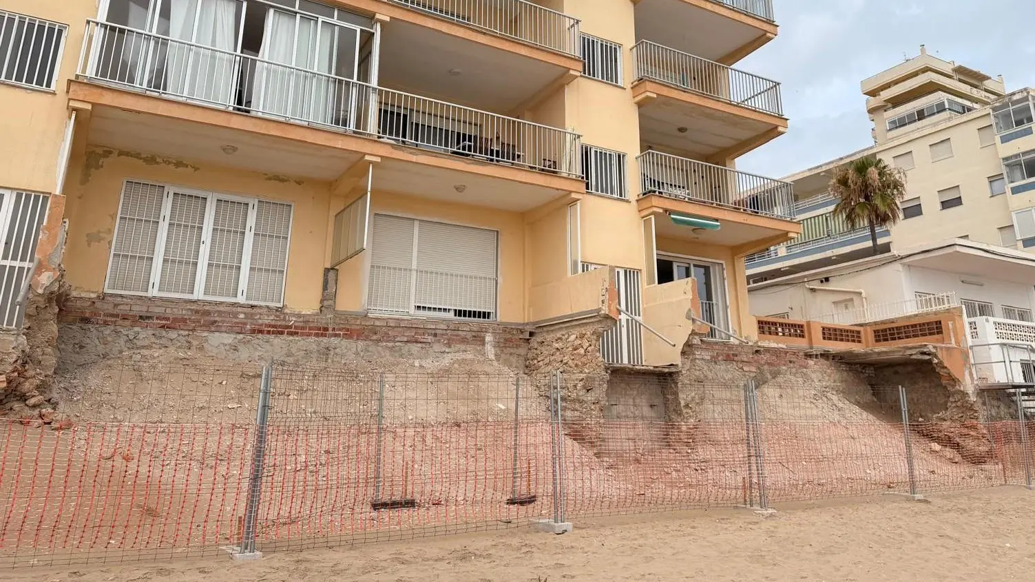 Vora de la platja de Tavernes de la Valldigna, amb petita protecció costanera en primer pla.
