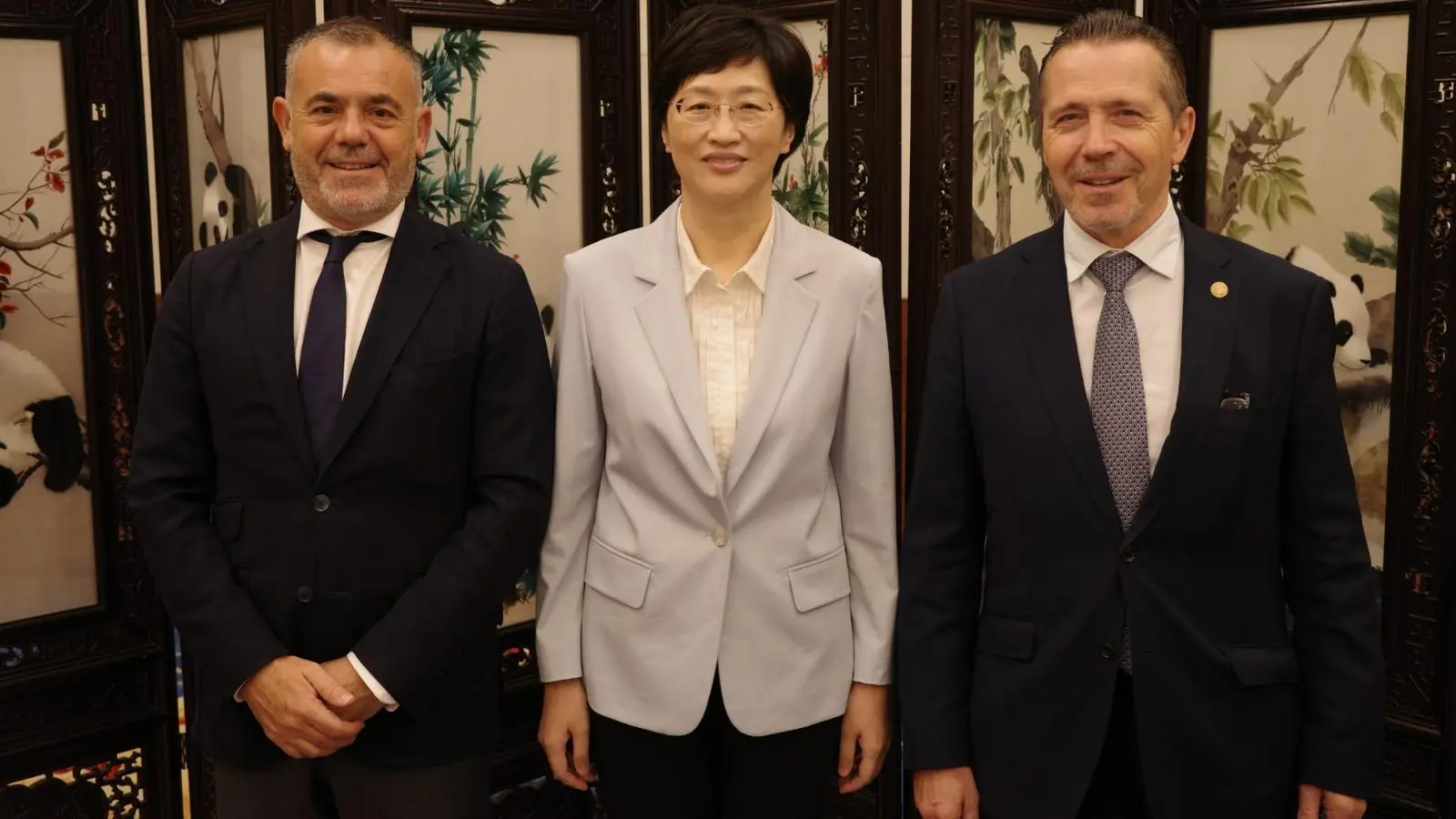 Representants de la Generalitat i autoritats a Sichuan, en un acte de reforç dels vincles amb la Comunitat Valenciana.