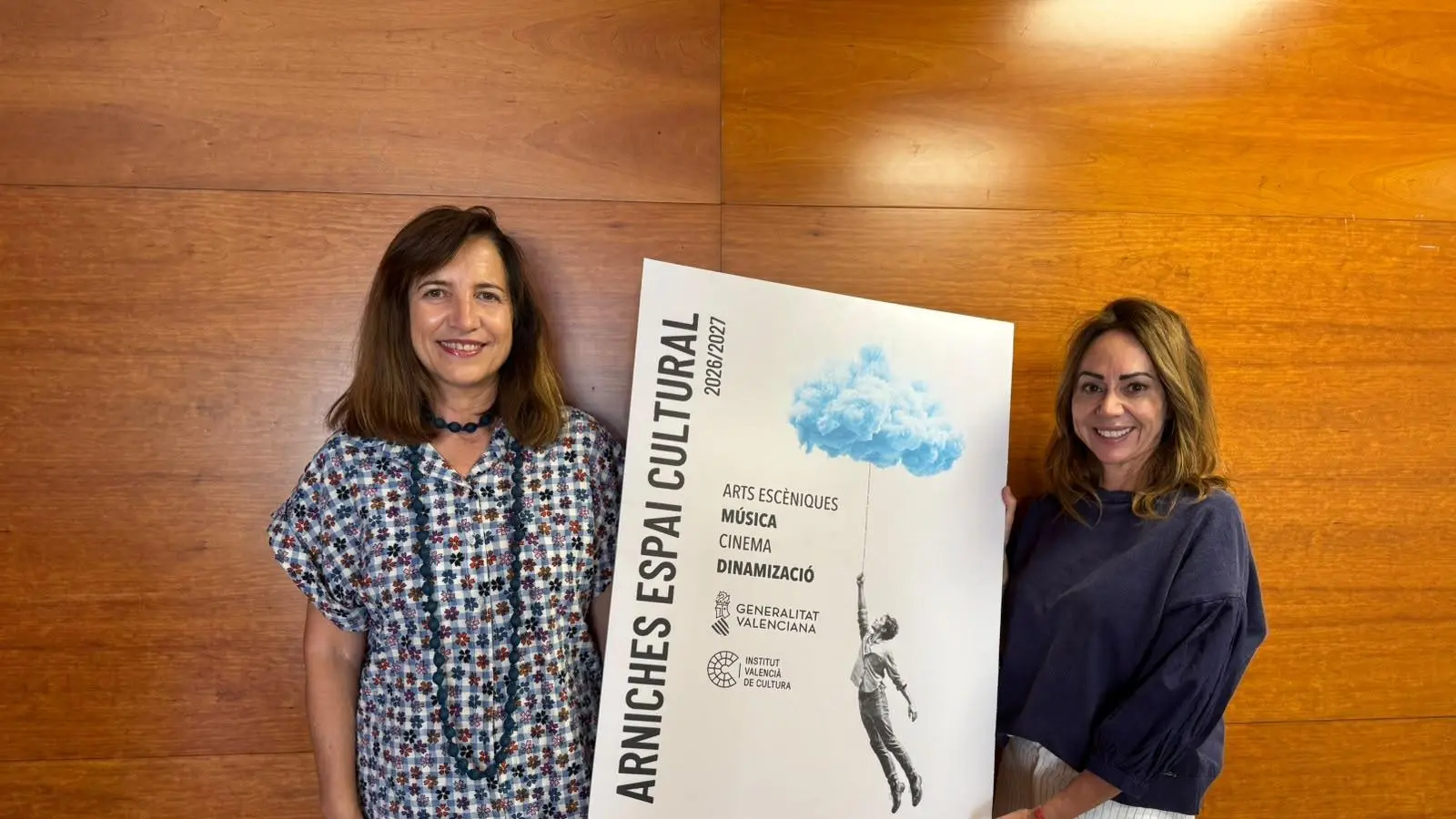 Cartell o escenificació del Teatre Arniches anunciant l’inici d’una nova temporada
