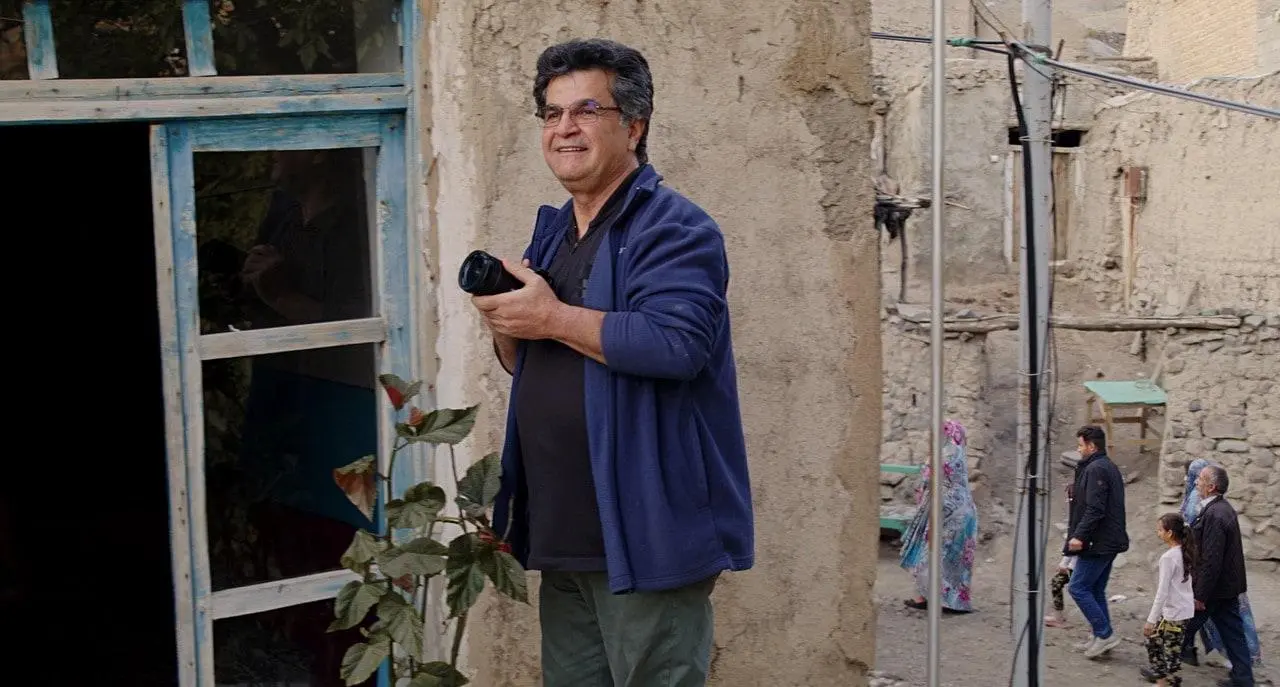 Assistents davant cartell d’un cicle de cinema dedicat a Jafar Panahi en la Filmoteca Valenciana.