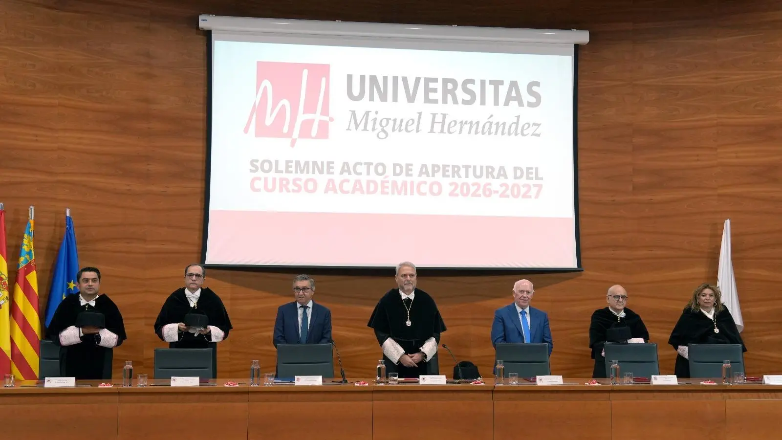 Personal i autoritats en l’acte d’obertura del curs de la Universitat Miguel Hernández.