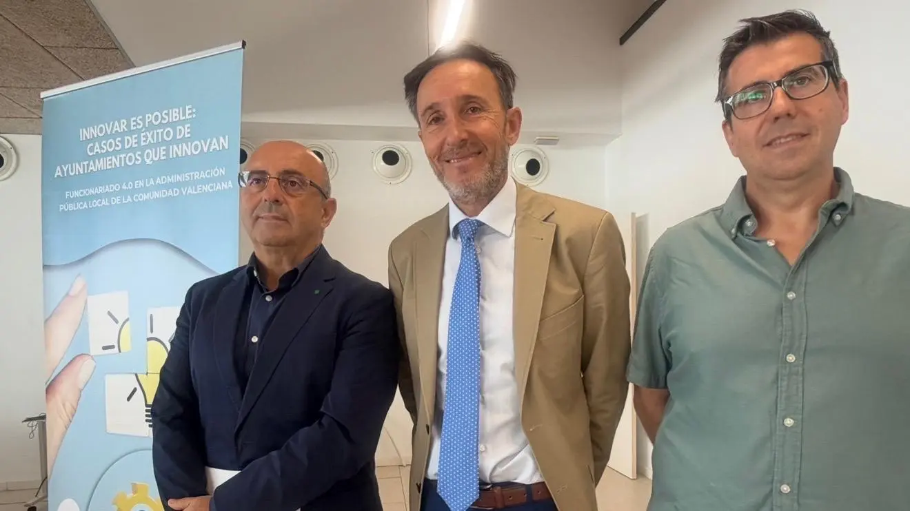 Persona davant d’un edifici institucional, amb missatges relacionats amb innovació i contractació pública