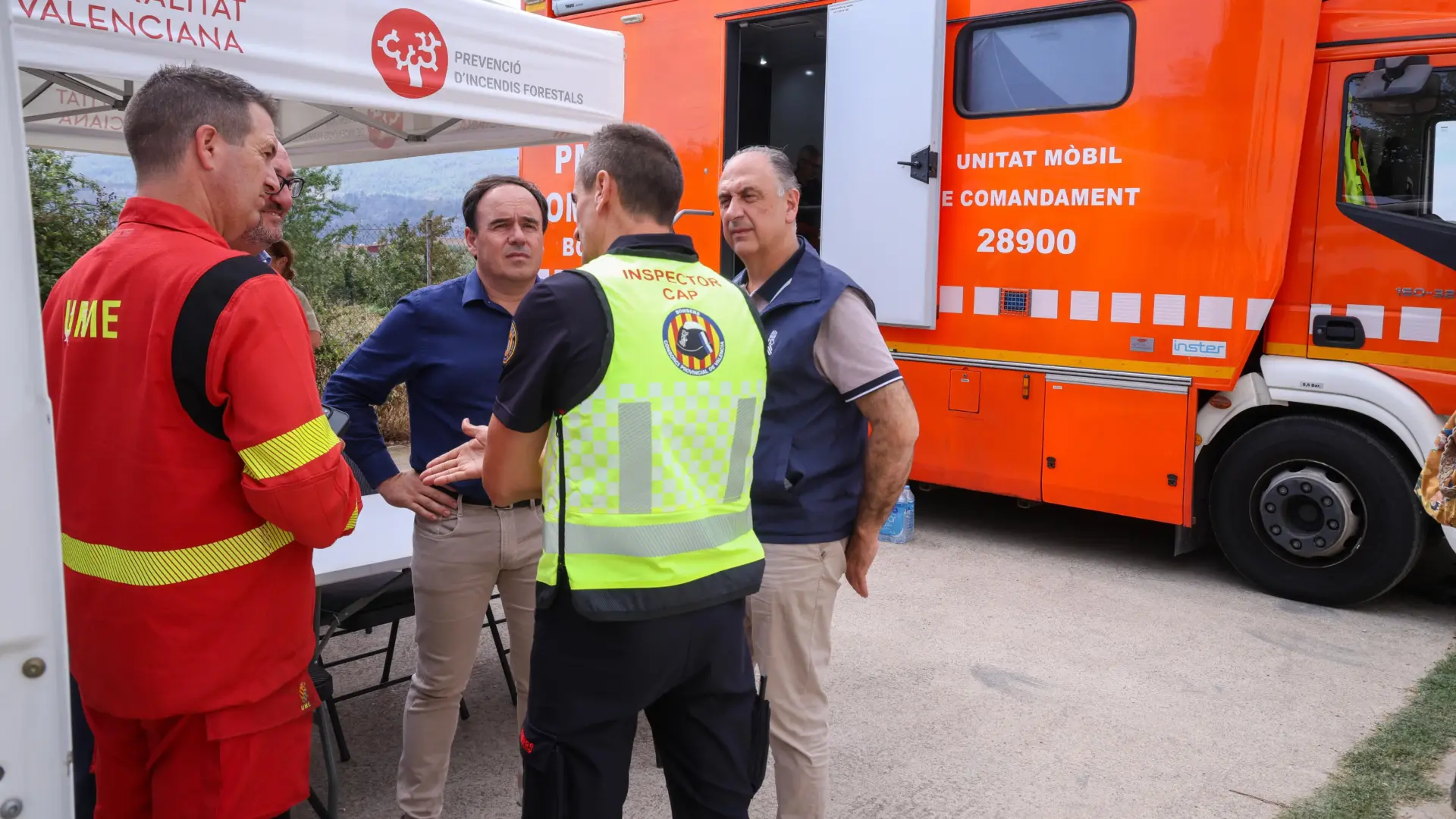 Pérez Llorca al Puesto de Mando Avançat mentre es coordinen les tasques d’extinció a Tuéjar