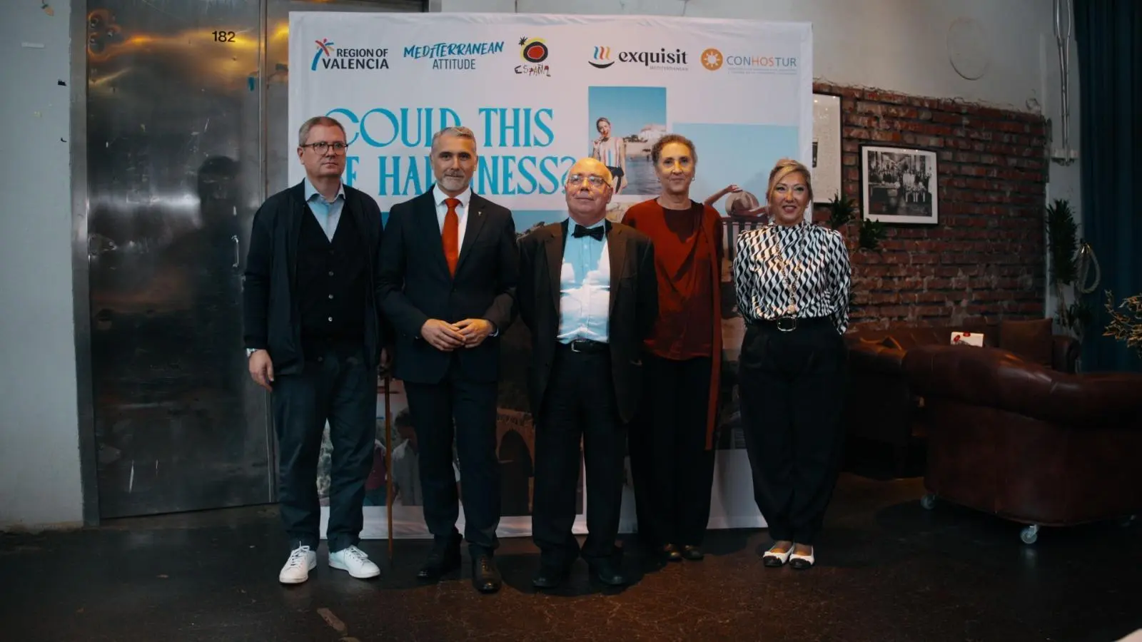 Persones en una promoció turística a Hèlsinki per a la Comunitat Valenciana en el mercat finlandés.
