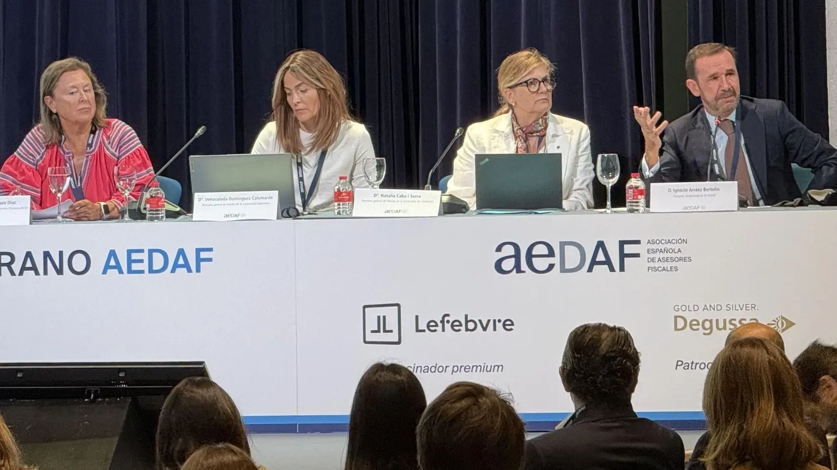 Persones davant un edifici institucional, relacionat amb mesures fiscals per facilitar l’accés a l’habitatge a la Comunitat Valenciana.
