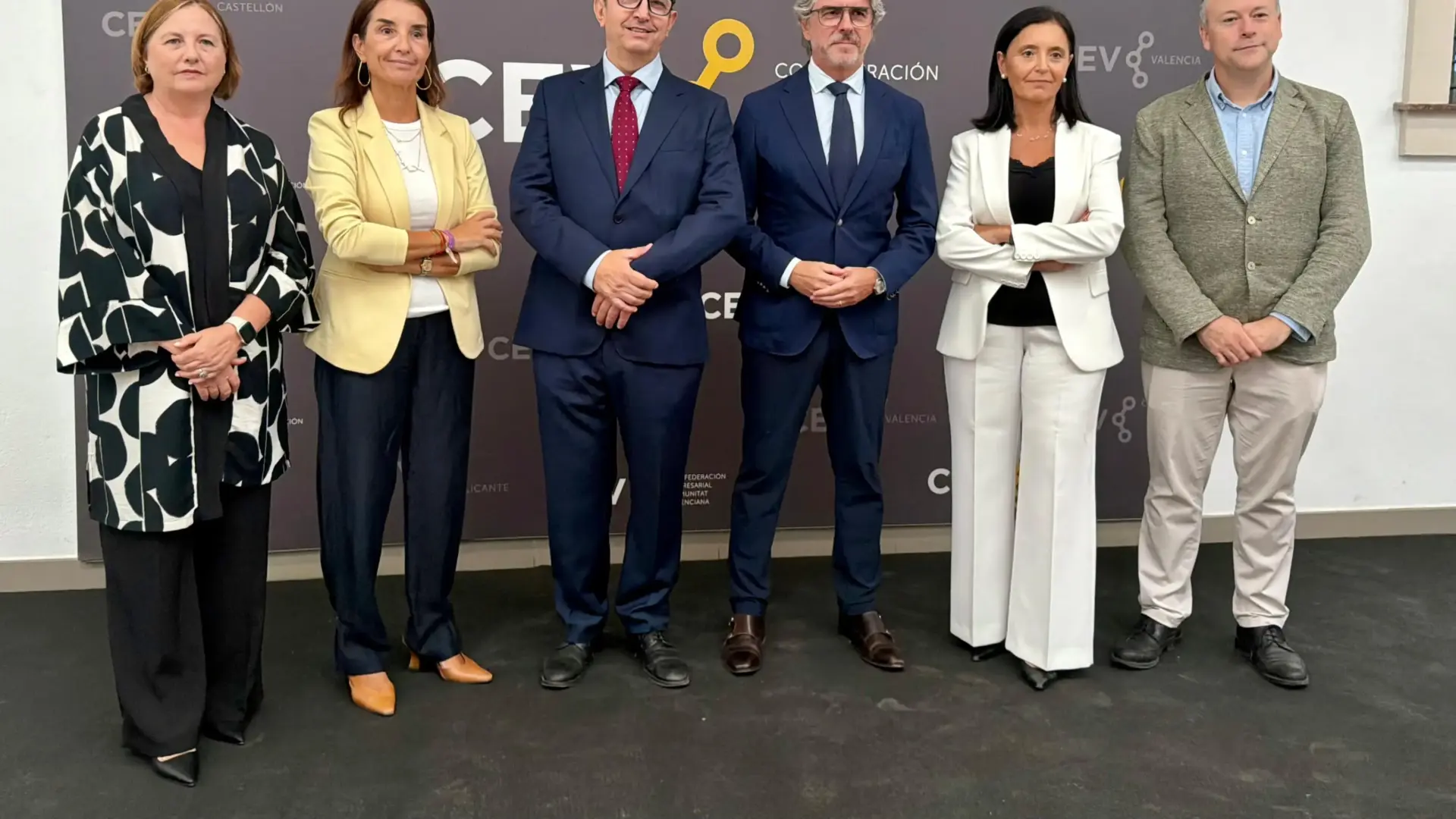 Representació institucional de la Generalitat amb missatges sobre finançament europeu en defensa