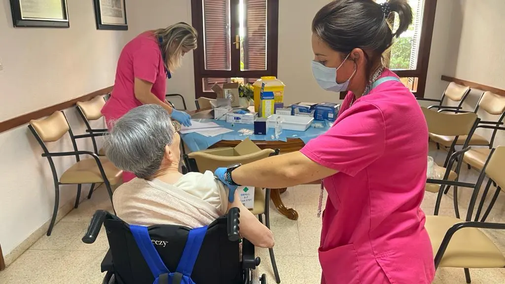 Persona rebrent una vacuna durant una campanya d’immunització contra virus respiratoris