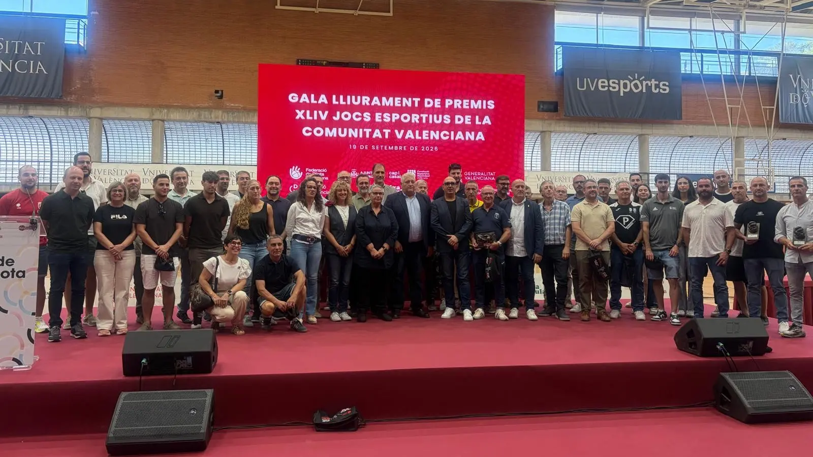 Persones en un acte d’entrega de trofeus de pilota dels Jocs Esportius a la Comunitat Valenciana