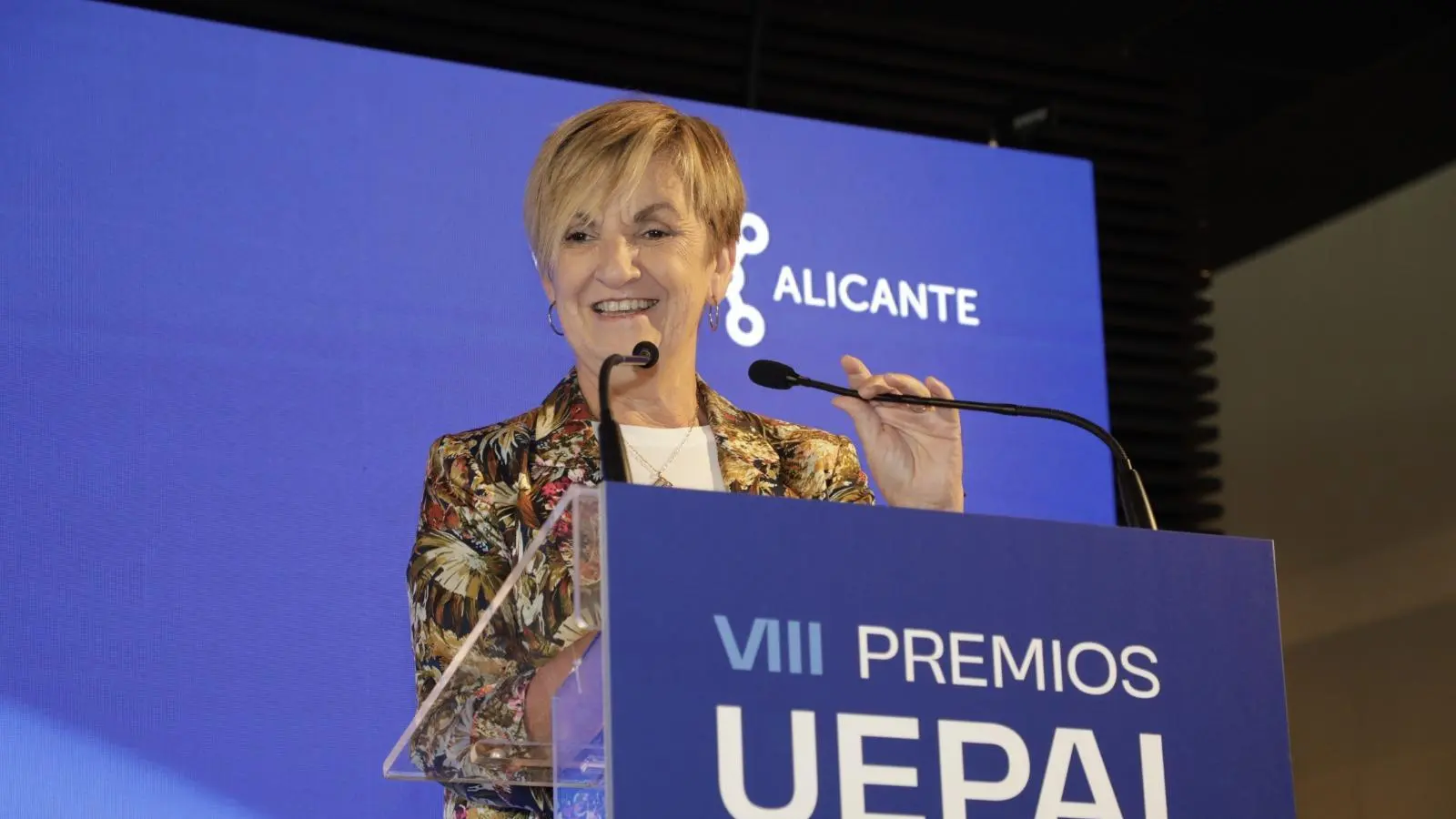 Marián Cano en un acte, destacant el compromís amb el futur i el desenvolupament dels sectors d’Alacant.