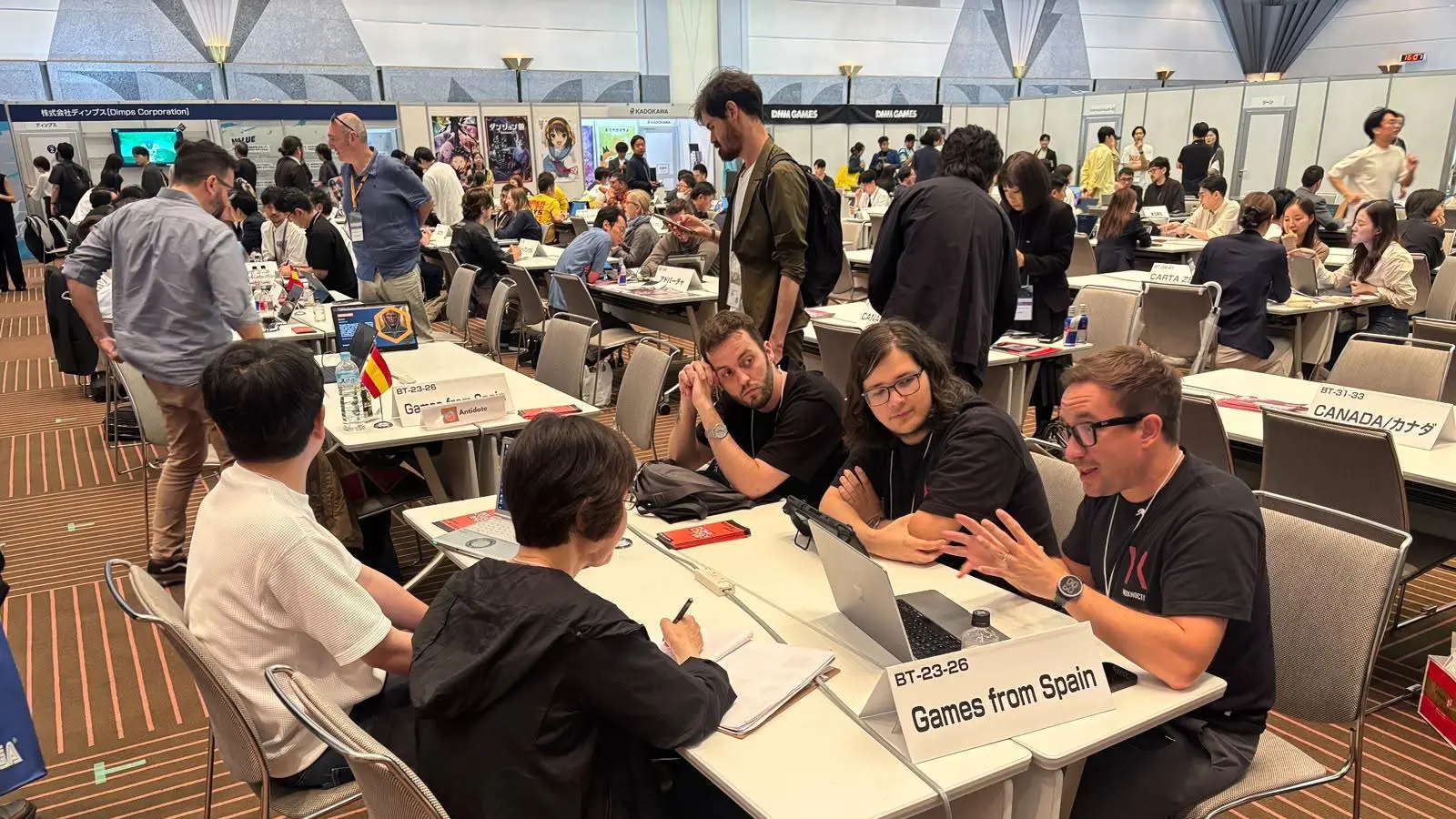 Representants i elements promocionals d’empreses de videojocs valencianes relacionats amb el Tokio Game Show
