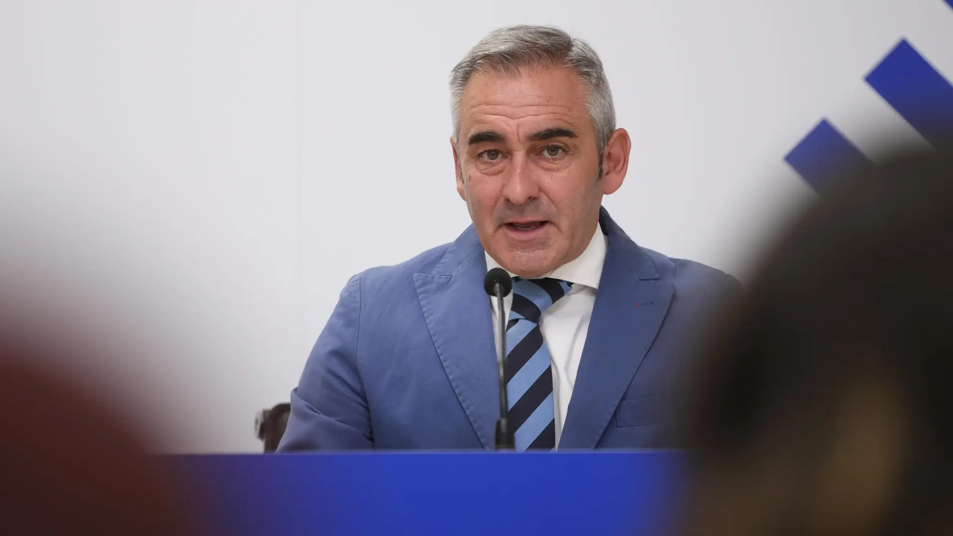 Persones davant la seu del Consell, en una imatge sobre l’exigència de reparar el Tajo-Segura