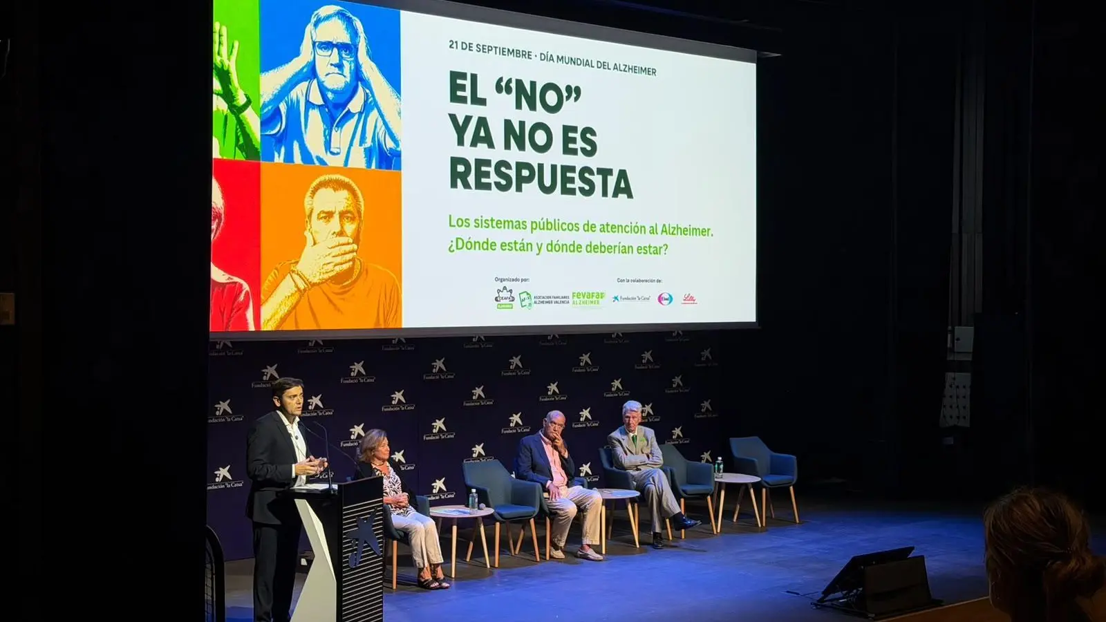 Home parlant en una compareixença, en declaracions sobre l’atenció a persones amb Alzheimer