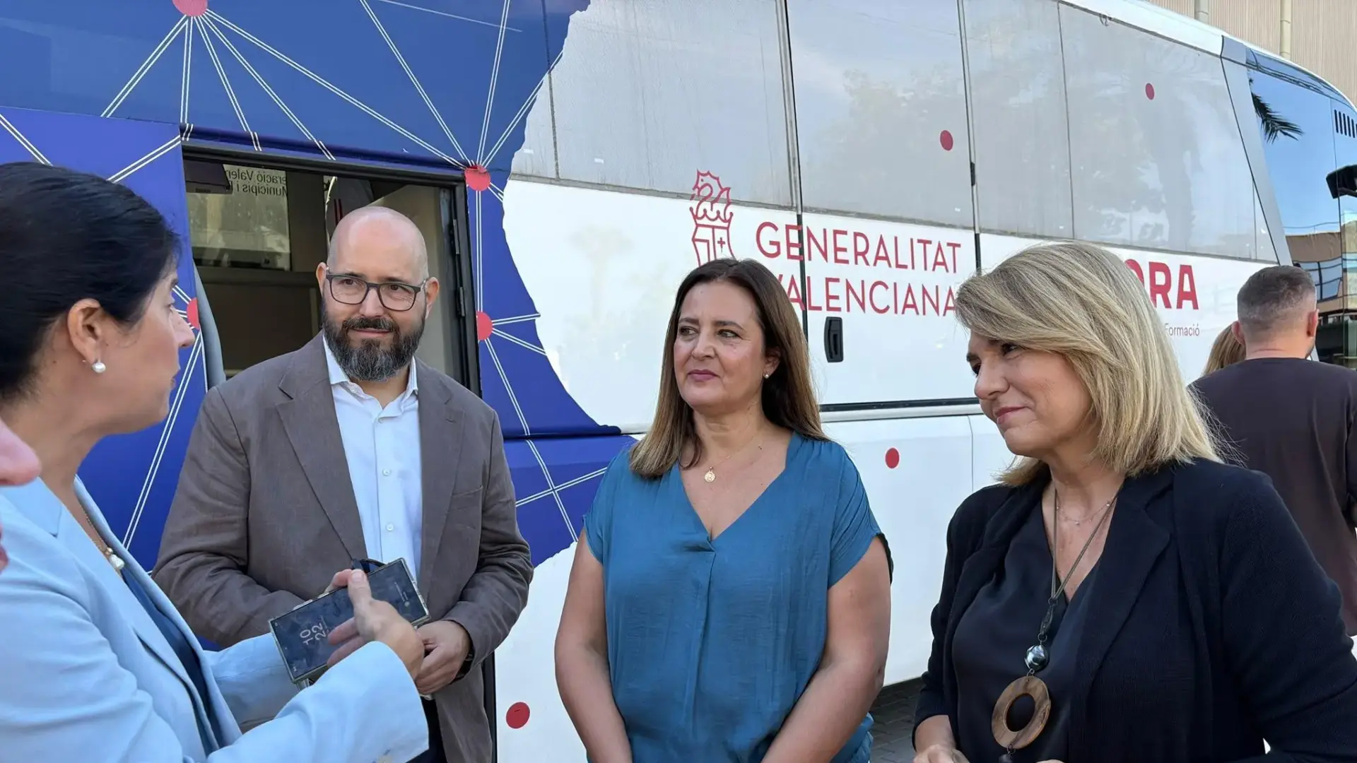 El Bus Labora davant la UPV, en una acció per a impulsar el talent jove i l’accés a l’ocupació.