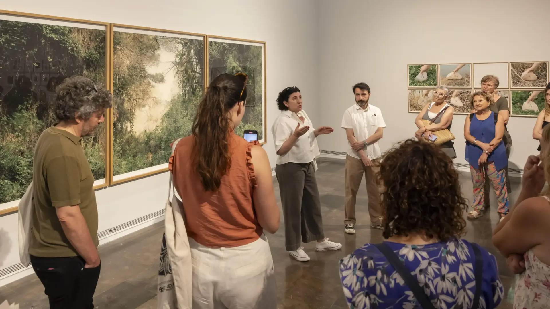 Persones en una visita comentada a la mostra ‘La Albufera’ a l’IVAM, amb Bleda i Rosa i Teresa Marín.