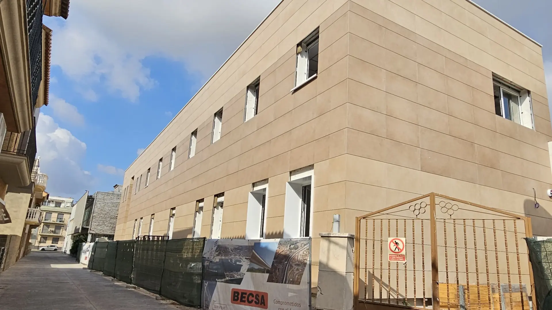 Façana del centre de salut de Rafelbunyol amb activitats d’atenció iniciades al nou edifici.