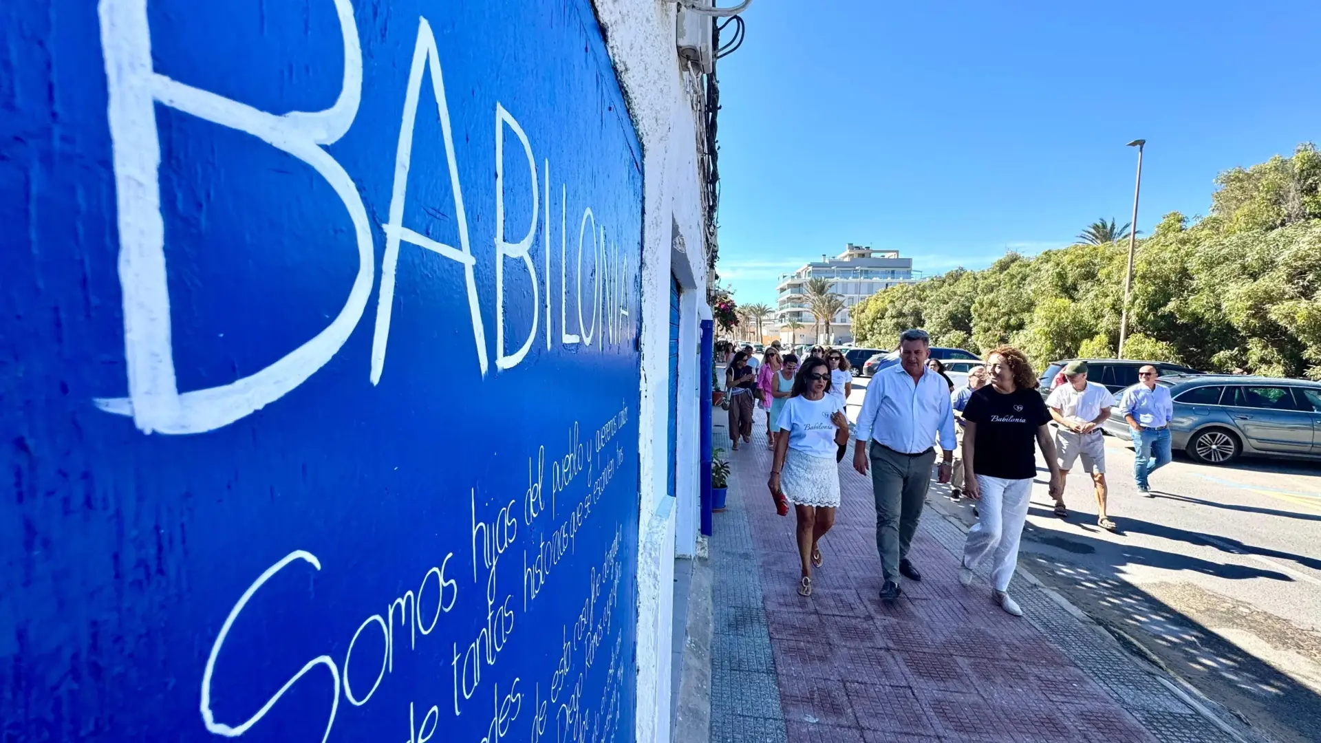 Representació de la platja de Playa Babilonia amb costa afectada per la regressió litoral.
