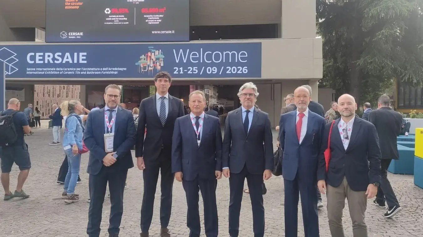 Home que parla en un acte institucional sobre la indústria ceràmica i la seua competitivitat a Brussel·les.