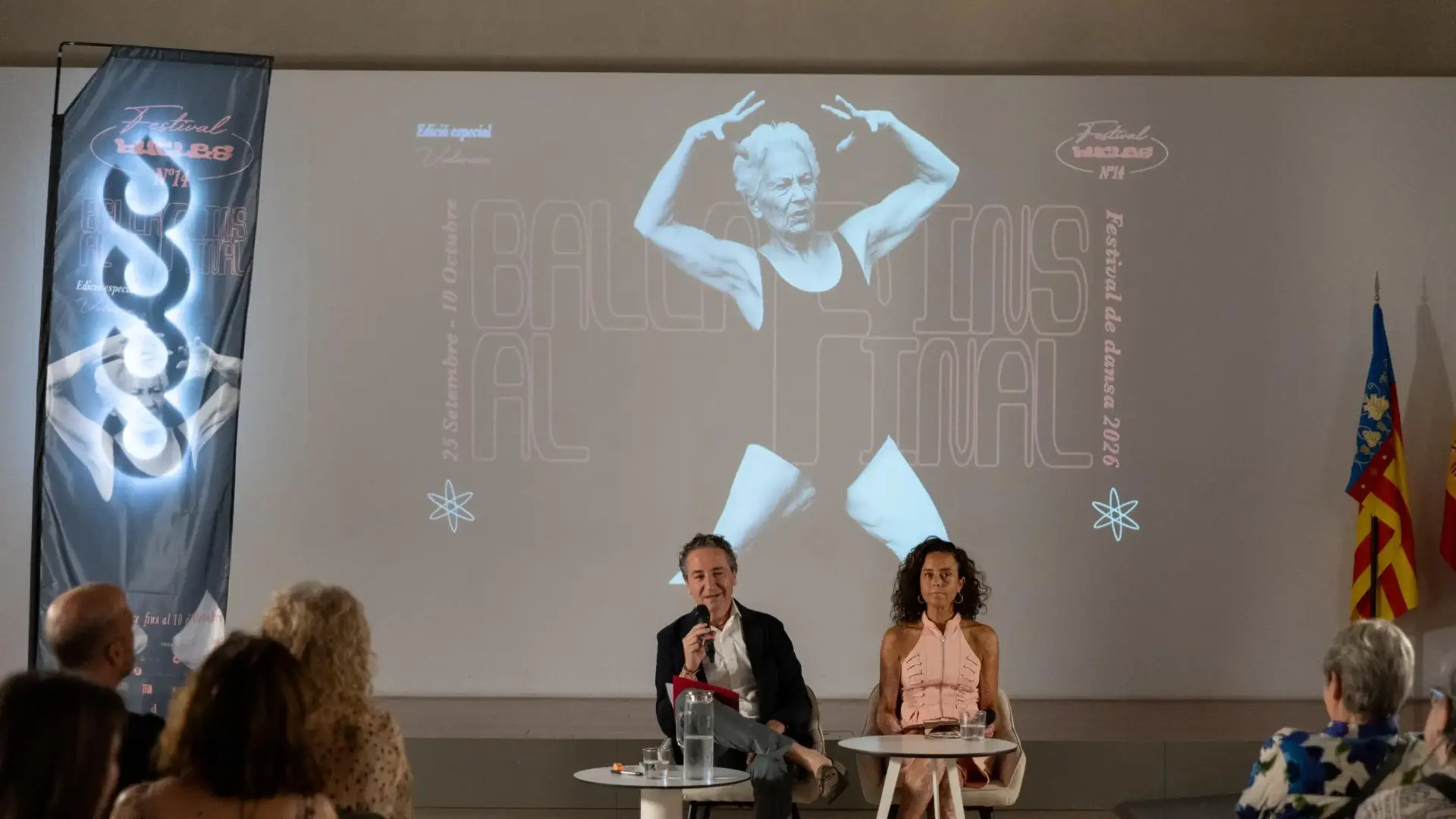 Actuació del Festival Bucles de dansa contemporània al Centre del Carme, amb companyies i estrenes.