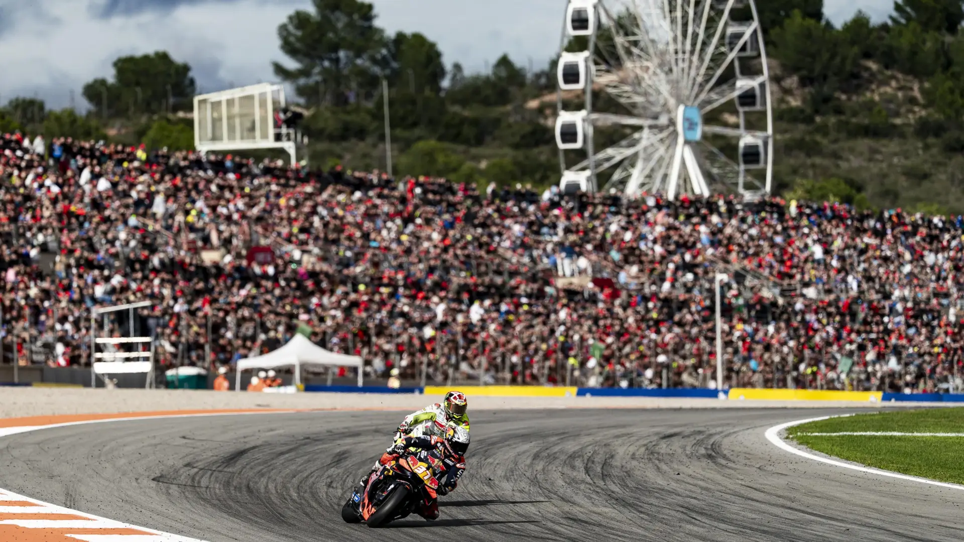 Pérez Llorca parla davant els mitjans, fent referència a la darrera prova de MotoGP el 2027.