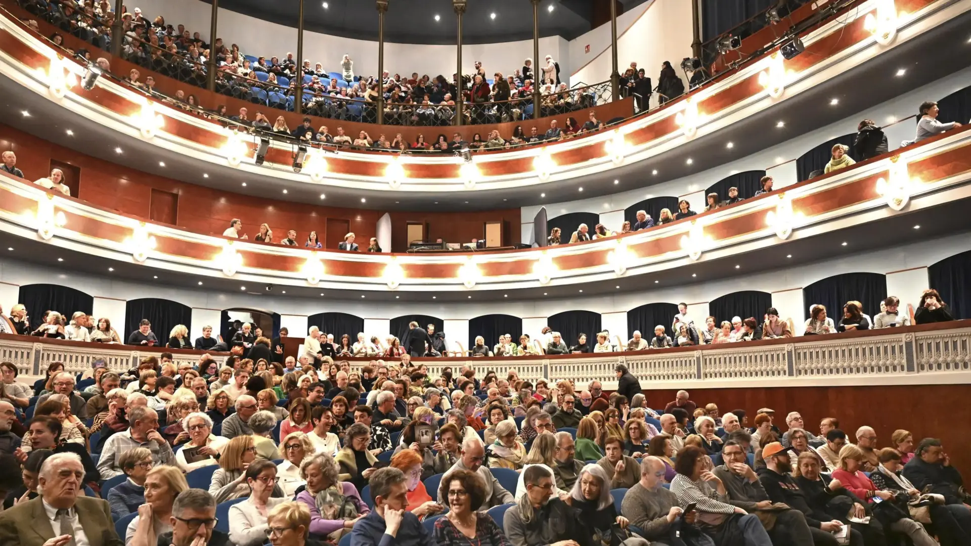 Cartell o accions de l’Institut Valencià de Cultura per a la renovació i venda d’abonaments a l’Auditori i el Teatre Principal de Castelló.