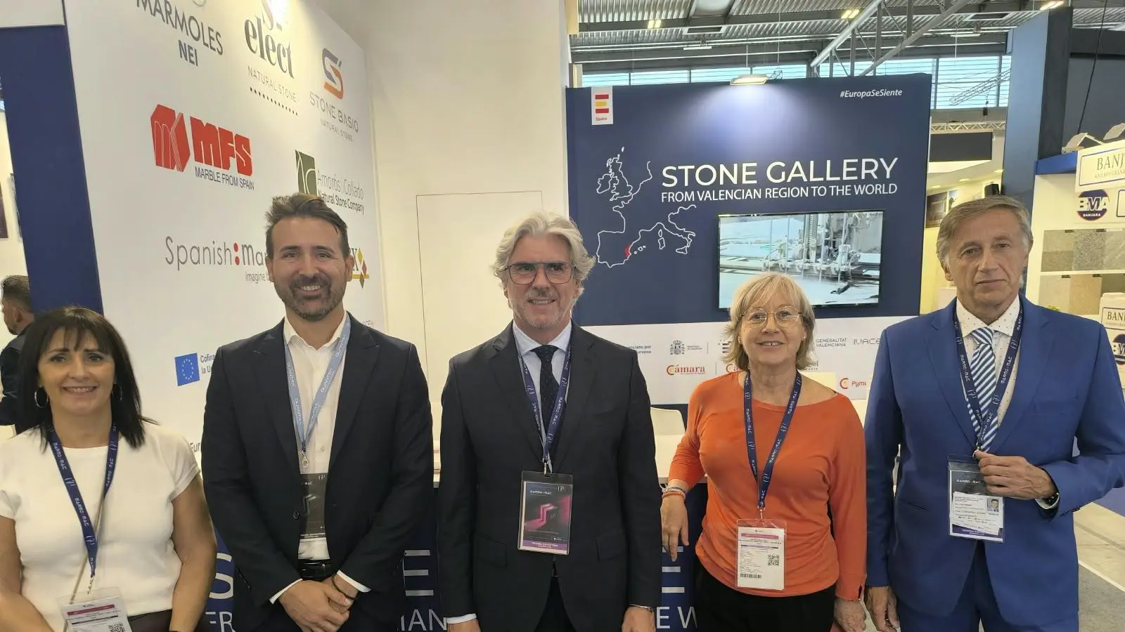 Persones visiten un estand que promociona el marbre i la pedra natural a la fira Marmomac de Verona.