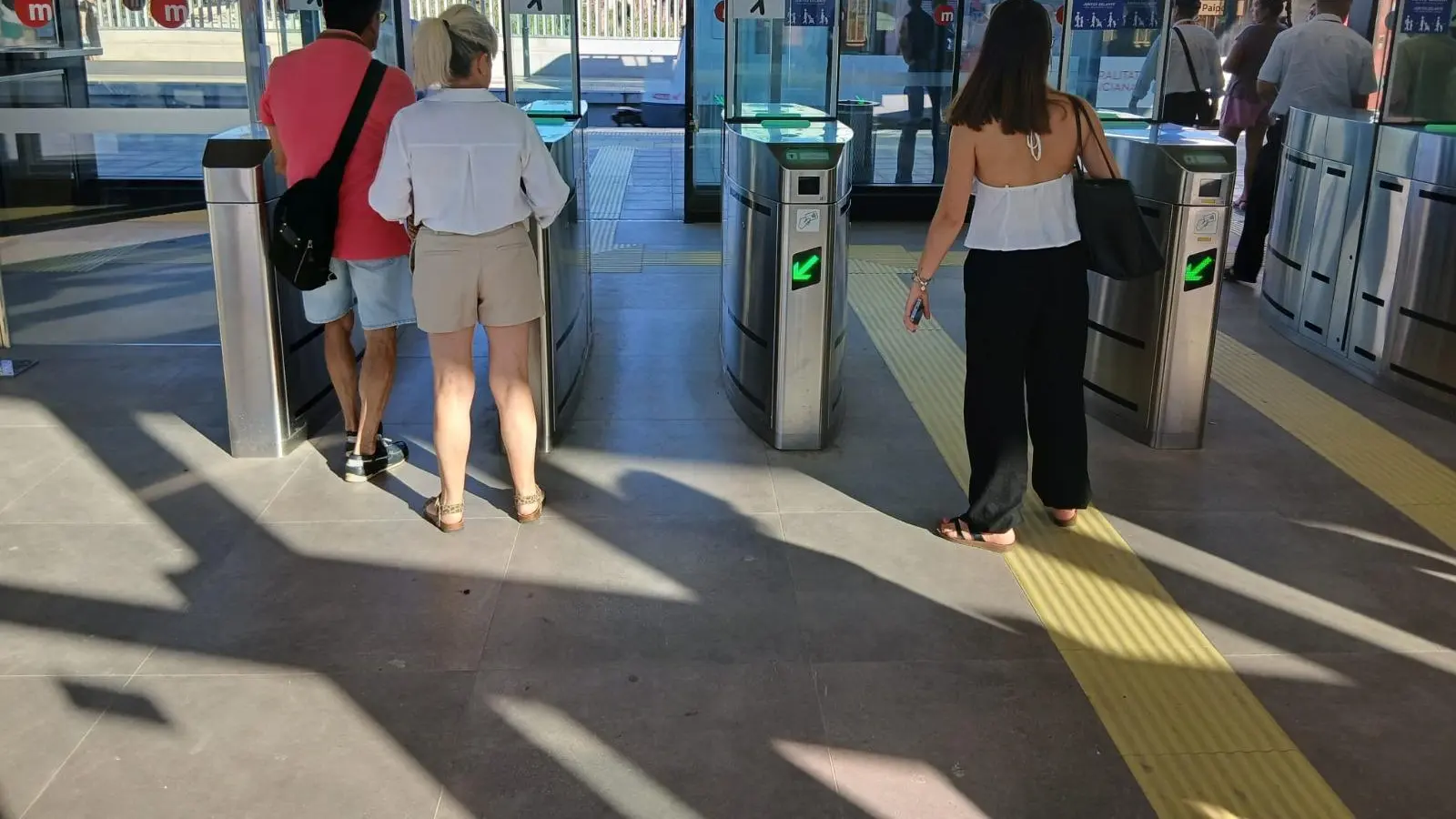 Persones usuàries al transport públic durant el dia sense cotxe a Metrovalència i TRAM d’Alacant.