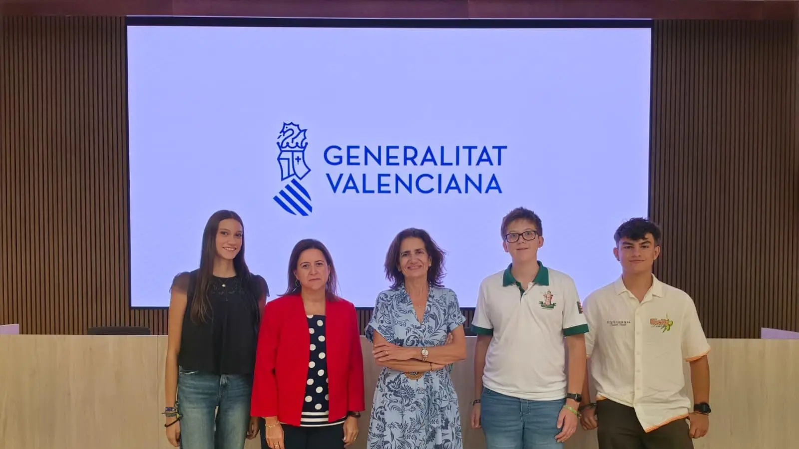 Alumnat i representants del Consell d’Infància i Adolescència davant la futura orden de convivència escolar.