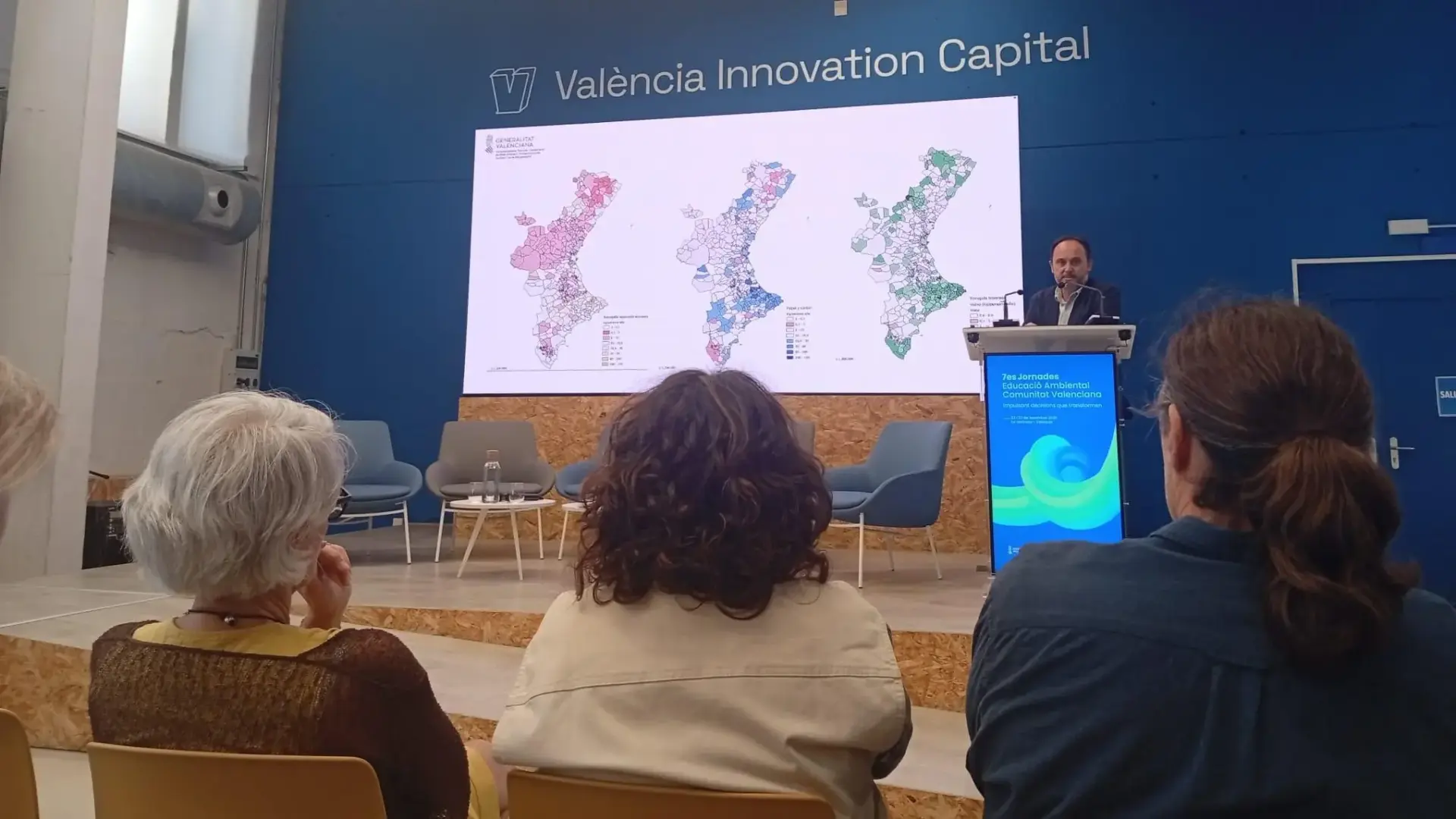 Persones reunides en una sessió de les Jornades d’Educació Ambiental de la Comunitat Valenciana