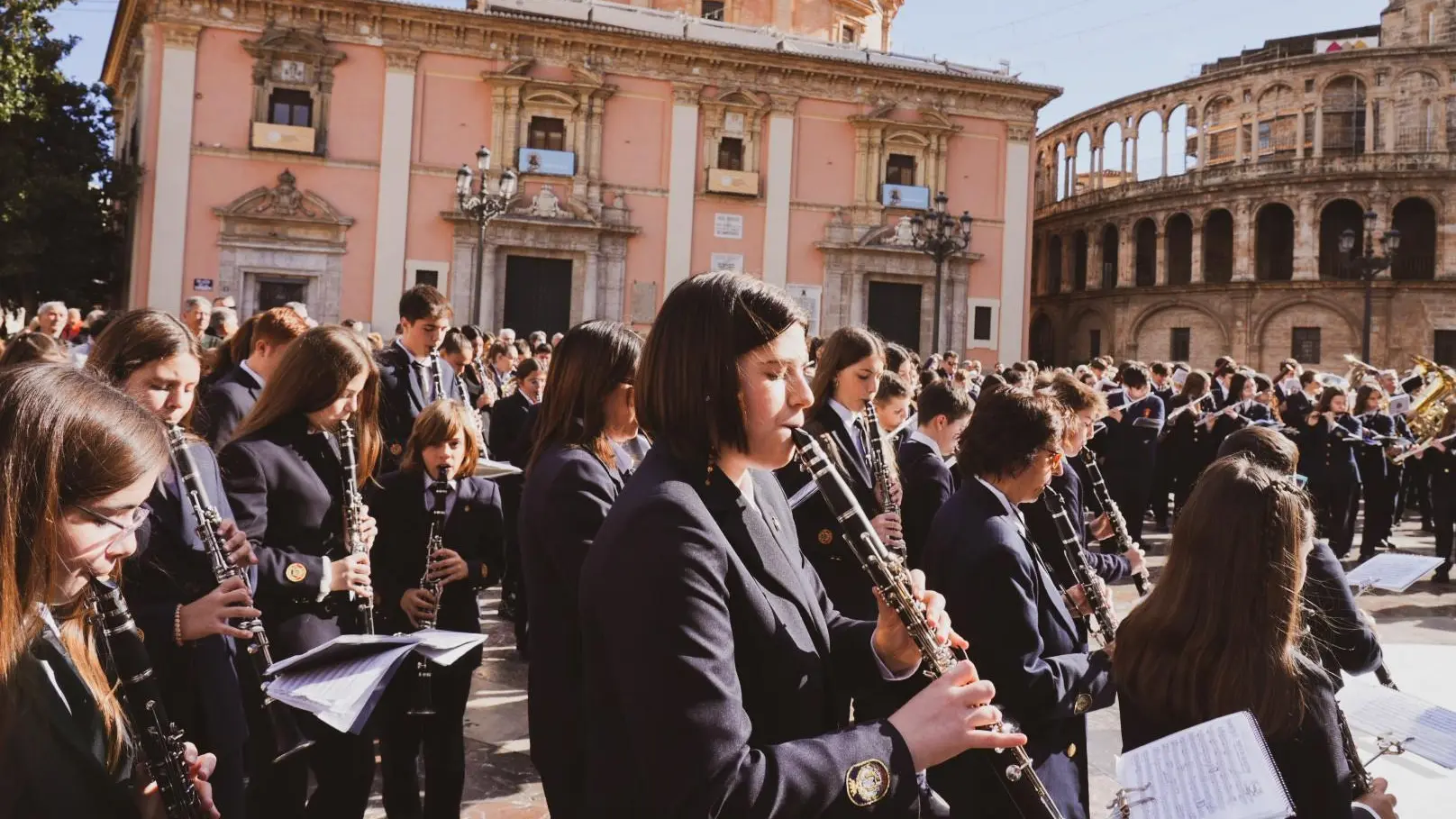 Grup de músics joves sincronitzats en un concert de la Generalitat per a l’inici del curs escolar